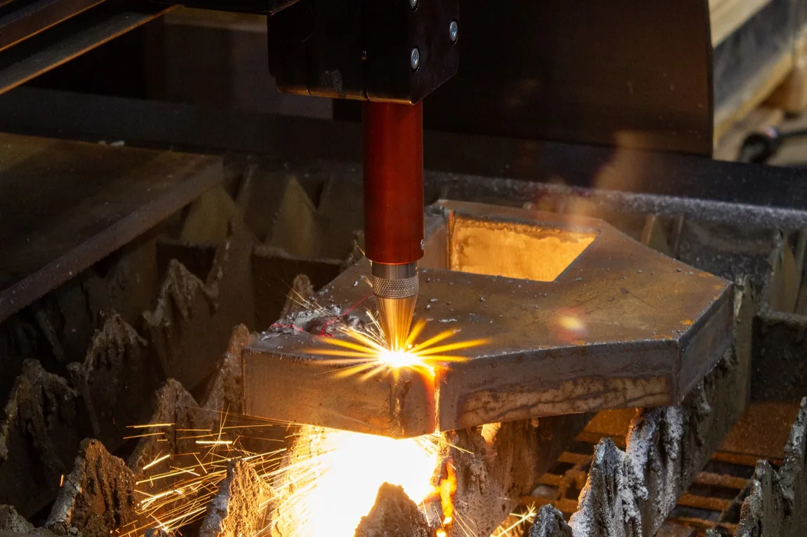 Oxy-fuel cutting torch operating on thick steel plate
